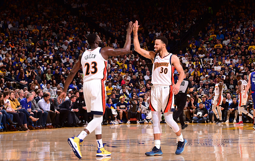  库里三分雨浇灭热火，勇士锁定西部第三  