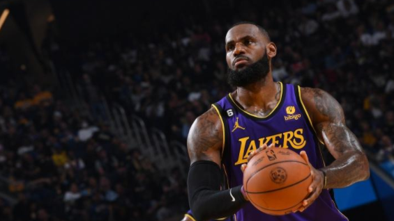  詹姆斯连续得分破千超越贾巴尔登顶  