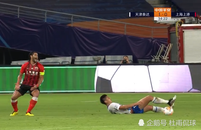  奥格斯堡定位球战术显威，头球接力破门锁定胜局