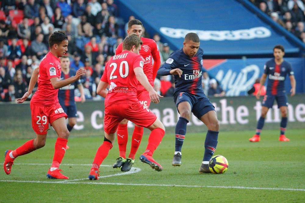  里昂主场爆冷不敌克莱蒙痛失好局排名下滑